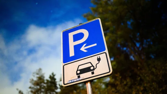 Nun gibt es wieder Geld vom Staat f&uuml;r Kauf oder Leasing eines Elektroautos. - &copy; Julian Stratenschulte/dpa