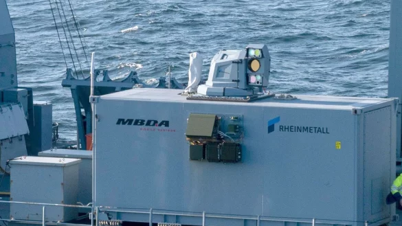 Der Laserdemonstrator von Rheinmetall und MBDA auf einem deutschen Marineschiff. Inzwischen ist er an Land gebracht worden. - &copy; -/Rheinmetall/dpa