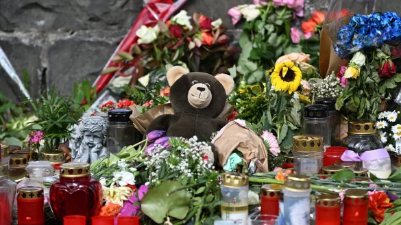 Blumen und Kerzen stehen an der Unfallstelle in Remscheid. Hier wurden zwei junge Frauen von einem stark motorisierten Auto erfasst. - &copy; Federico Gambarini/dpa