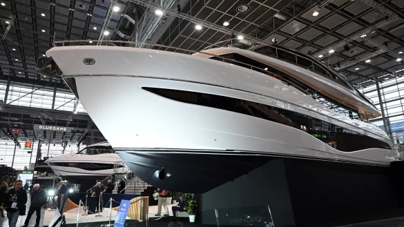 Gro&szlig;e Schiffe, stolze Preise: eine der unz&auml;hligen Jachten bei der Messe Boot. - &copy; Federico Gambarini/dpa
