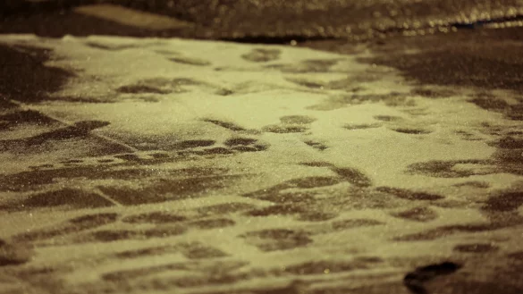 Die letzten Schneereste schmelzen im warmen Regen. - &copy; Christoph Reichwein/dpa