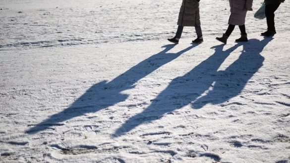 In diesen Tagen keine Seltenheit: klamme Zehen und Finger. - &copy; Marijan Murat/dpa