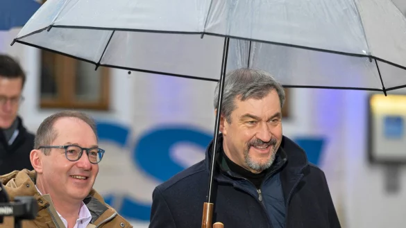 Bereits vor einem Jahr erhoben Alexander Dobrindt und Markus S&ouml;der (beide CSU) auf der Klausur in Seeon teils scharfe Forderungen. (Archivbild) - &copy; Peter Kneffel/dpa