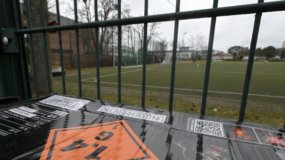 Ein zw&ouml;lfj&auml;hriger Junge ist in Potsdam auf einem Sportplatz vermutlich durch einen Kugelbomben-Blindg&auml;nger schwer verletzt worden. - &copy; Michael Bahlo/dpa