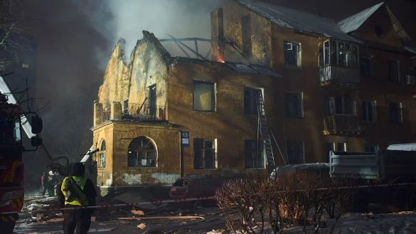 In der Hauptstadt Kiew werden immer wieder auch Wohnh&auml;user besch&auml;digt. - &copy; Efrem Lukatsky/AP/dpa