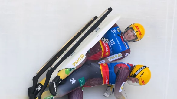 Die Olympia-Starterinnen Dajana Eitberger (r) und Magdalena Matschina st&uuml;rzten beim Weltcup in Oberhof. - &copy; Robert Michael/dpa