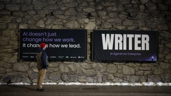 Sind Mitarbeiter geschult f&uuml;r den Umgang mit KI? Die Meinungen klaffen auseinander. (Archivbild) - &copy; Gian Ehrenzeller/KEYSTONE/dpa