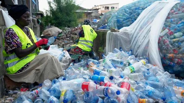 Die Studie kontriert sich auf die negativen Gesundheitsbelastungen im Zuge des Plastik-Lebenszyklus - es gibt aber auch positive Aspekte. (Archivbild) - &copy; Sunday Alamba/AP/dpa