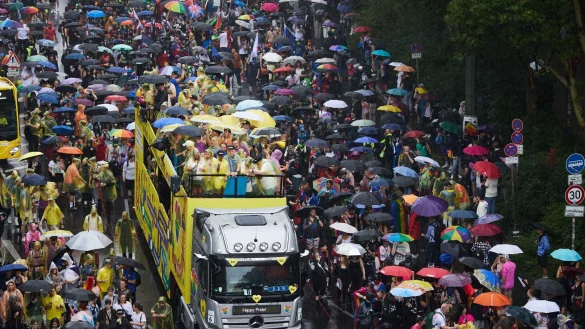 Erst regnet es beim CSD, doch dann kommt auch die Sonne raus. - &copy; J&ouml;rg Carstensen/dpa