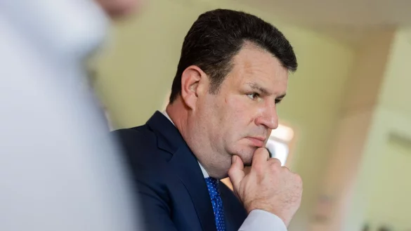 Bundesarbeitsminister Hubertus Heil (SPD) steht bei seinem Besuch in einer Kindertagesst&auml;tte, wo er die aus der Ukraine gefl&uuml;chtete Kameniuk besucht. - &copy; Rolf Vennenbernd/dpa