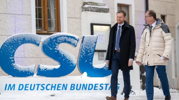 Sachsens Ministerpr&auml;sident Michael Kretschmer und CSU-Landesgruppenchef Alexander Dobrindt (r) zum Abschluss der CSU-Winterklausur im Kloster Seeon. - &copy; Peter Kneffel/dpa