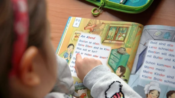 Das Kind lernt ja jetzt Lesen, also muss ich nicht mehr vorlesen? Ein Trugschluss. So spannend sind Erstleseb&uuml;cher nicht und dann entsteht eine L&uuml;cke, was spannenden Lesestoff betrifft. - &copy; Mascha Brichta/dpa-tmn/dpa