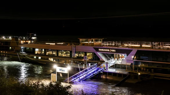 Ein Flusskreuzfahrtschiff hat am Anleger festgemacht. Die Passagiere k&ouml;nnen die Schiffe nicht verlassen, weil der Anleger im Hochwasser nicht zug&auml;nglich ist. - &copy; Christoph Reichwein/dpa/dpa-tmn