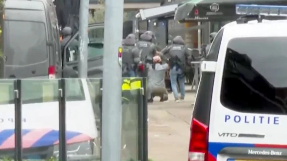 Der mutma&szlig;liche Geiselnehmer wird vom DSI, einer Spezialeinheit der niederl&auml;ndischen Polizei, vor einem Caf&eacute; in Ede festgenommen. - &copy; AP/dpa