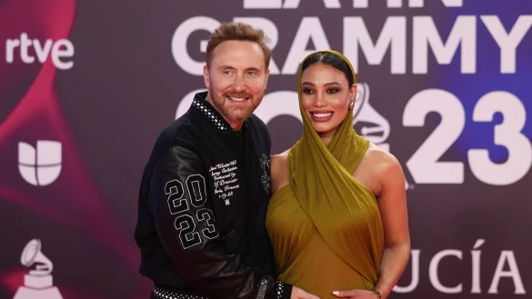Bei den Latin Grammy Awards in Sevilla posierten David Guetta und seine Jessica mit dem Babybauch. - &copy; Vianney Le Caer/Invision/dpa