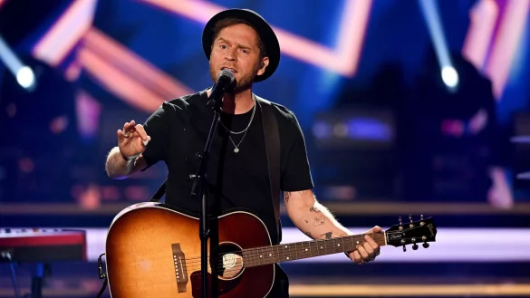 S&auml;nger Johannes Oerding singt bei der Verleihung des Medienpreises &laquo;Goldene Henne&raquo;. - &copy; Hendrik Schmidt/dpa