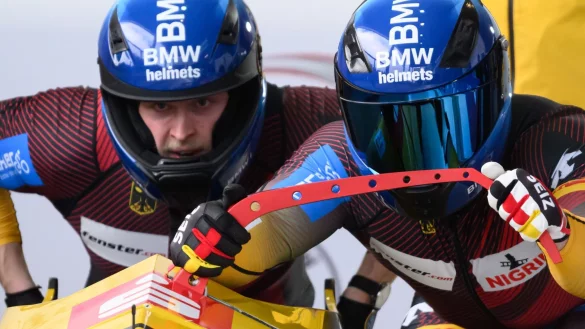 Francesco Friedrich (r) und Alexander Sch&uuml;ller aus Deutschland stehen am Start. - &copy; Robert Michael/dpa