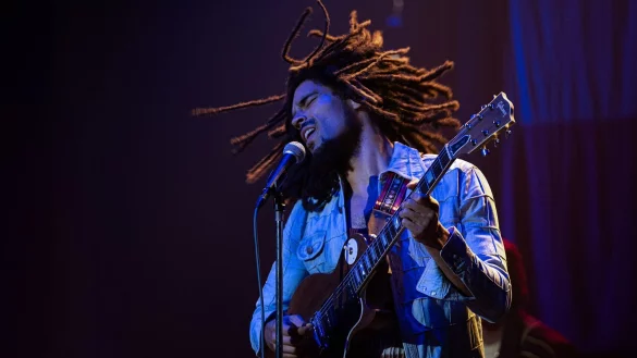 Kingsley Ben-Adir als Bob Marley in einer Szene des Films &laquo;Bob Marley: One Love&raquo; - &copy; Chiabella James/Paramount Pictures Germany/dpa