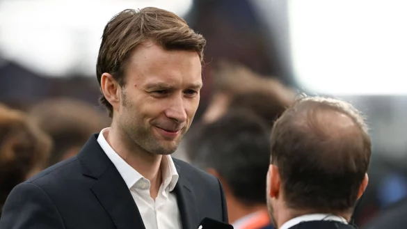 Simon Rolfes, Gesch&auml;ftsf&uuml;hrer Sport bei der Bayer 04 Leverkusen, vor dem Spiel beim Interview. - &copy; Federico Gambarini/dpa