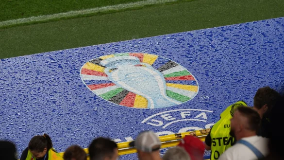 Blick auf das vom Regen nasse Logo der Euro 2024. - &copy; Marcus Brandt/dpa