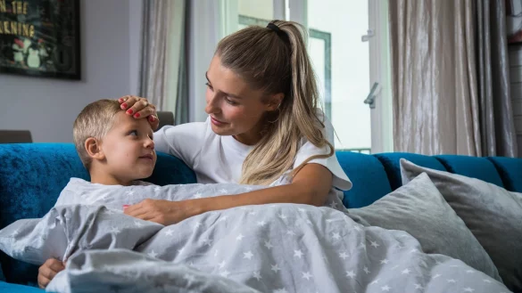 Eltern haben keinen Anspruch darauf, dass der Kinderarzt oder die Kinder&auml;rztin den Nachwuchs allein auf Grundlage der telefonischen Anamnese krankschreibt. - &copy; Christin Klose/dpa-tmn/dpa