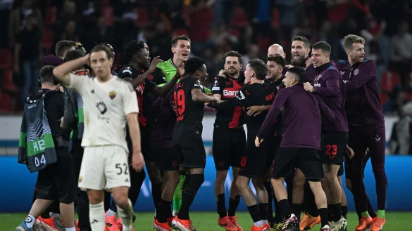 Leverkusens Spieler feiern mit den Fans nach dem Spiel. - &copy; Federico Gambarini/dpa