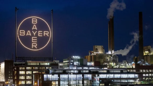 Das Bayer Kreuz, das Logo des Unternehmens, leuchtet auf dem Werksgel&auml;nde von Bayer in Leverkusen. - &copy; Thomas Banneyer/dpa