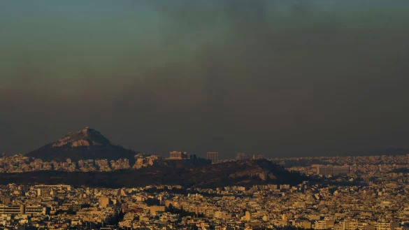 Eine Gesamtansicht von Athen mit dem Akropolis-H&uuml;gel (M), w&auml;hrend ein Feuer im n&ouml;rdlichen Teil der Stadt brennt. Nur wenige Kilometer nord&ouml;stlich der griechischen Hauptstadt bek&auml;mpft die Feuerwehr auf einer Fl&auml;che von rund 200 Quadratkilometern unz&auml;hlige Brandherde. - &copy; Petros Giannakouris/AP/dpa-tmn