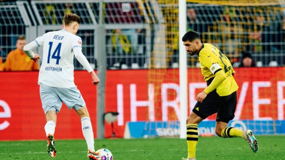 Dortmunds Emre Can (r) und Maximilian Beier von Hoffenheim in Aktion. - &copy; Bernd Thissen/dpa