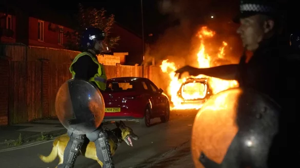 In vielen St&auml;dten kam es zu schweren Ausschreitungen. (Archivbild) - &copy; Owen Humphreys/PA Wire/dpa