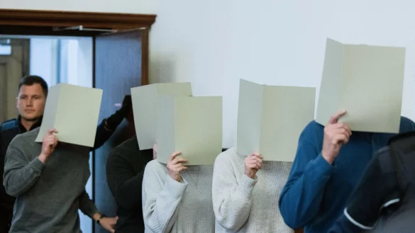 Die f&uuml;nf angeklagten Polizeibeamtinnen und -beamten kommen in den Gerichtssaal des Landgerichts. - &copy; Rolf Vennenbernd/dpa