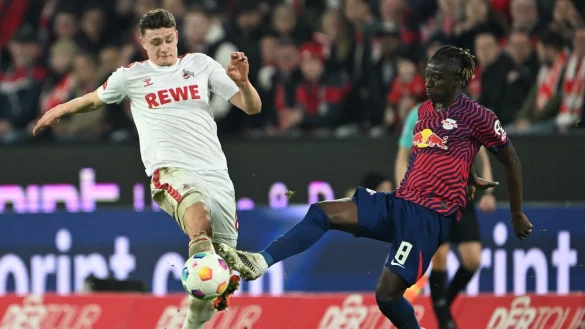 K&ouml;lns Eric Martel (l) und Leipzigs Amadou Haidara k&auml;mpfen um den Ball. - &copy; Federico Gambarini/dpa