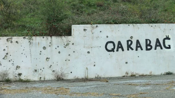 Spuren des Konflikts: Wand mit Einschussl&ouml;chern und dem Schriftzug Karabach. - &copy; Aziz Karimov/AP/dpa