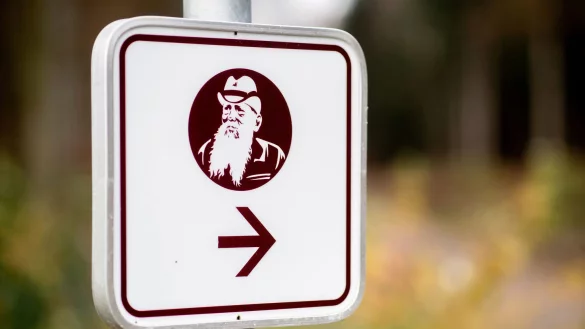 Schilder mit dem Portr&auml;t von Oberf&ouml;rster Friedrich Erdmann weisen Radreisenden den Weg. - &copy; Hauke-Christian Dittrich/dpa/dpa-tmn