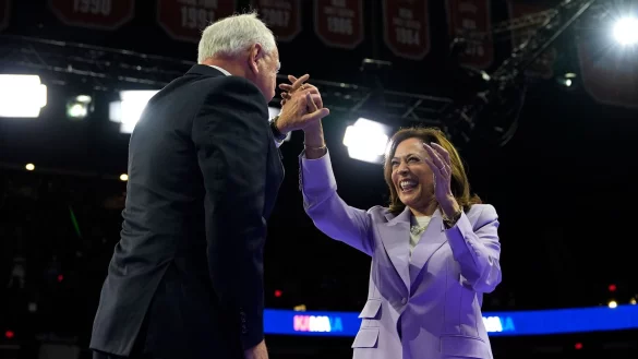 Die demokratische US-Pr&auml;sidentschaftskandidatin Kamala Harris und ihr Vizepr&auml;sidentschaftskandidat Tim Walz stehen beim Parteitag der Demokraten in Chicago im Mittelpunkt. (Archivbild) - &copy; Julia Nikhinson/AP/dpa