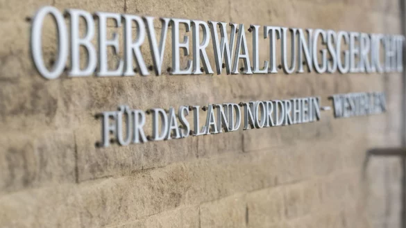 Auf einem Schild steht der Schriftzug: &laquo;Oberverwaltungsgericht f&uuml;r das Land Nordrhein-Westfalen&raquo;. - &copy; Guido Kirchner/dpa/Symbolbild