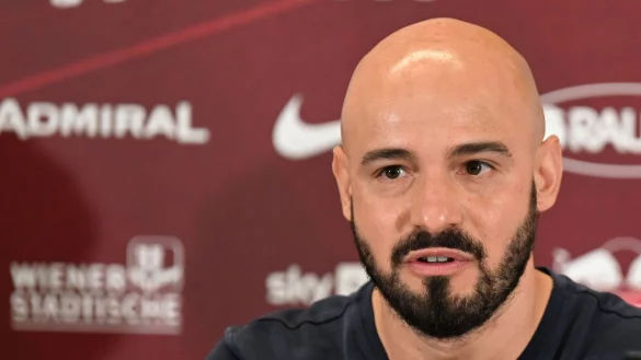 Onur Cinel spricht bei einer Pressekonferenz von Red Bull Salzburg. - &copy; Barbara Gindl/APA/dpa