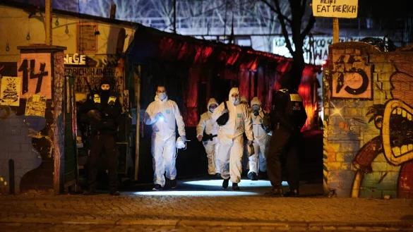 Auf dem Bauwagengel&auml;nde sind nach LKA-Angaben zehn Menschen angetroffen und vorl&auml;ufig festgehalten worden. - &copy; Annette Riedl/dpa