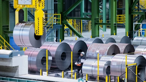 Ein Mitarbeiter bewegt Stahlcoils mit einem Kran in der neuen Feuerbeschichtungsanlage (FBA 10) auf dem Gel&auml;nde der Thyssenkrupp-Westfalenh&uuml;tte. - &copy; Rolf Vennenbernd/Deutsche Presse-Agentur GmbH/dpa
