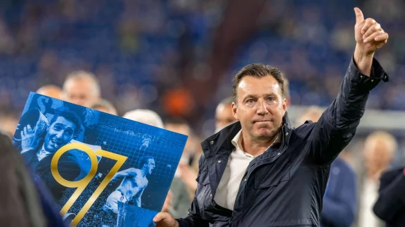 Eurofighter Marc Wilmots zeigt die Auszeichnung zum 25-j&auml;hrigen Jubil&auml;um des Uefa-Cup-Siegs 1997. - &copy; David Inderlied/dpa