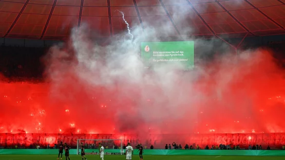 Fans von Kaiserslautern z&uuml;nden Pyrotechnik. - &copy; Federico Gambarini/dpa