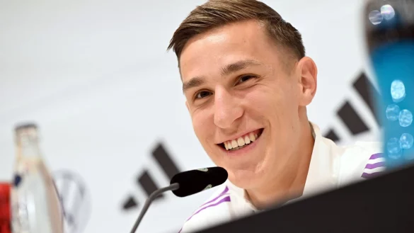 Deutschlands Nico Schlotterbeck beantwortet die Fragen von Journalisten. - &copy; Federico Gambarini/dpa