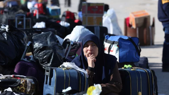 Rafah ist der einzige nicht von Israel kontrollierte Zugang zu Gaza im Nordosten Ägyptens: Palästinenser warten darauf, den Rafah-Übergang zu passieren. - © Mohammed Asad/AP/dpa