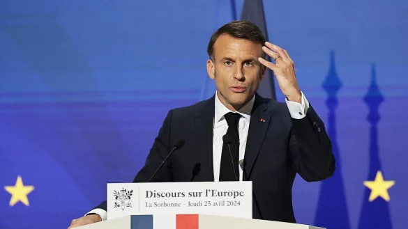 Der franz&ouml;sische Pr&auml;sident Emmanuel Macron fordert eine europ&auml;ische Verteidigungsstrategie mit einer gemeinsamen R&uuml;stungsindustrie und einer &uuml;ber Fonds der EU finanzierte beschleunigte Aufr&uuml;stung. - &copy; Christophe Petit Tesson/EPA POOL/AP/dpa