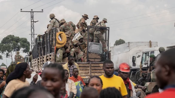 Uniformierte auf einem Lastwagen: Der Osten des Kongo gilt als eine der gef&auml;hrlichsten Regionen der Welt. - &copy; Moses Sawasawa/AP/dpa