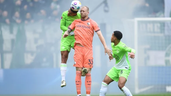 Wolfsburgs Maxence Lacroix (l) spielt gegen Bochums Philipp Hofmann. - &copy; Swen Pf&ouml;rtner/dpa