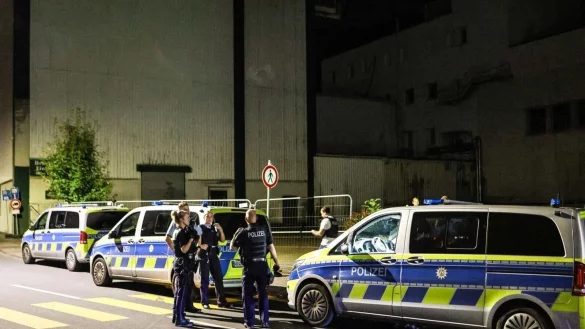 Zeugen hatten Schreie gehört, die Polizei fand einen verletzten 30-Jährigen. Er soll von mehreren Männern brutal misshandelt und vergewaltigt worden sein. - © Alex Talash/dpa