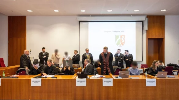 Die sieben Angeklagten und ihre Rechtsanw&auml;lte warten im Gerichtssaal auf den Beginn des Prozesses wegen Landfriedensbruch. - &copy; Thomas Banneyer/dpa