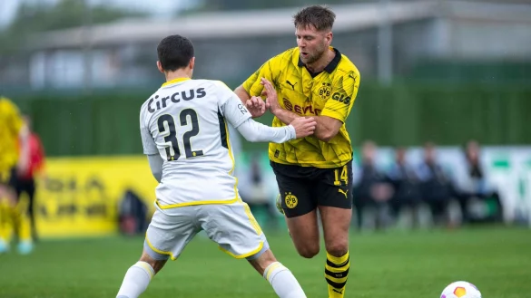 L&uuml;ttichs Brahim Ghalidi (l.) und Dortmunds Niclas F&uuml;llkrug k&auml;mpfen um den Ball. - &copy; David Inderlied/dpa