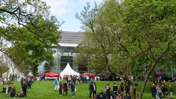 Besucher stehen nach der Er&ouml;ffnung der Ruhrfestspiele vor dem Festspielhaus. - &copy; Bernd Thissen/dpa/Archivbild